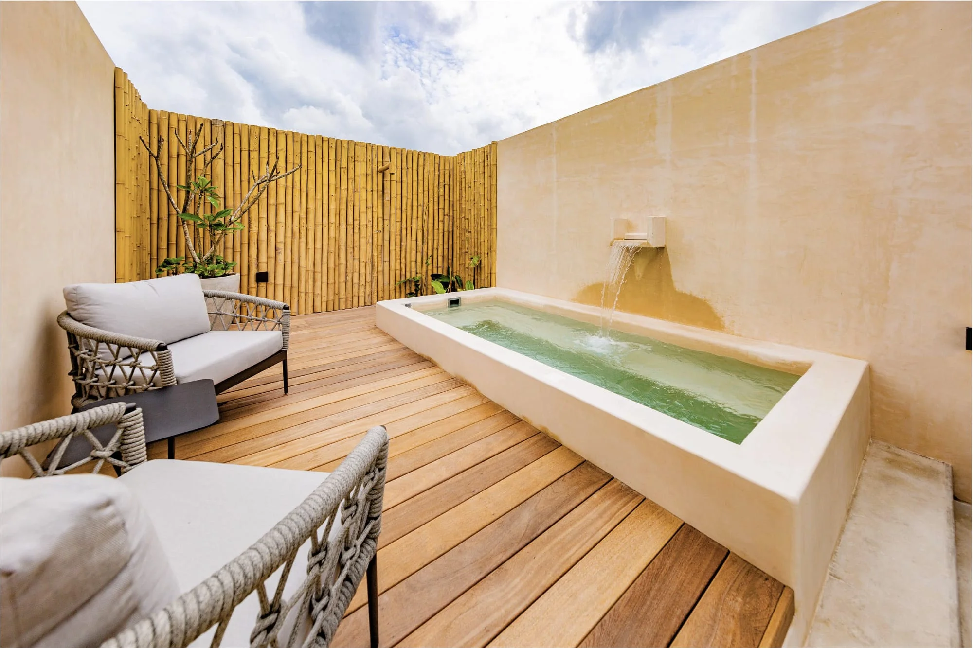 Habitación en Hive Cancún con vista a la piscina privada