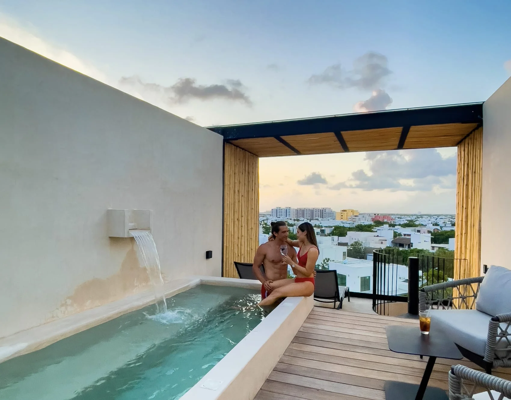 Habitación con piscina privada en Hive Cancún, con una mujer disfrutando dentro de la piscina