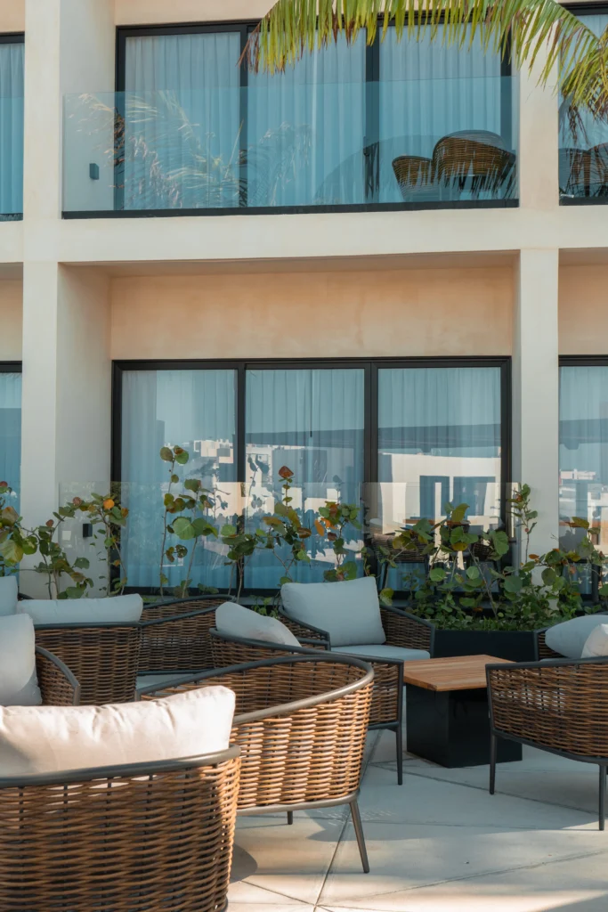 Vista desde las mesas del restaurante de Hive Cancún hacia el hotel