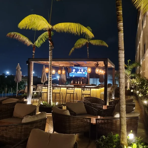 Vista nocturna de "The View", el restaurante de Hive Cancún con excelente iluminación