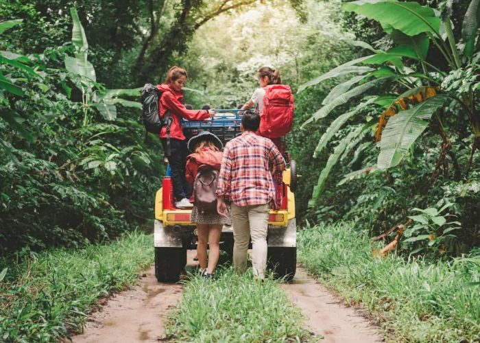 Grupo de personas disfrutando de su llegada a la Riviera Maya, rodeados de la naturaleza exuberante y listos para vivir una experiencia única de hospedaje.