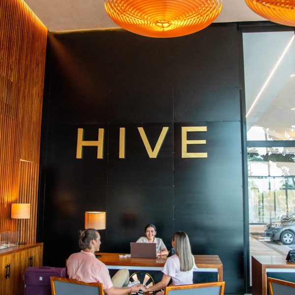 Recepción de Hive Cancún con personas haciendo una reservación