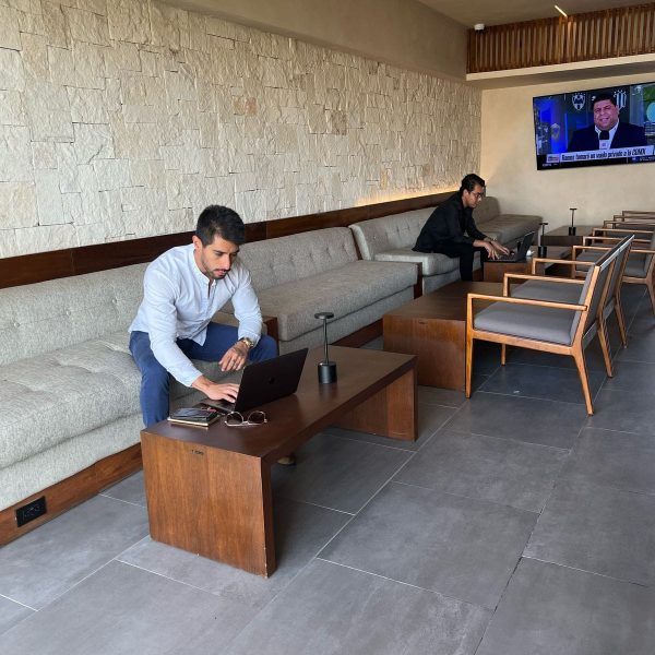 Chico trabajando en el área de coworking de Hive Cancún