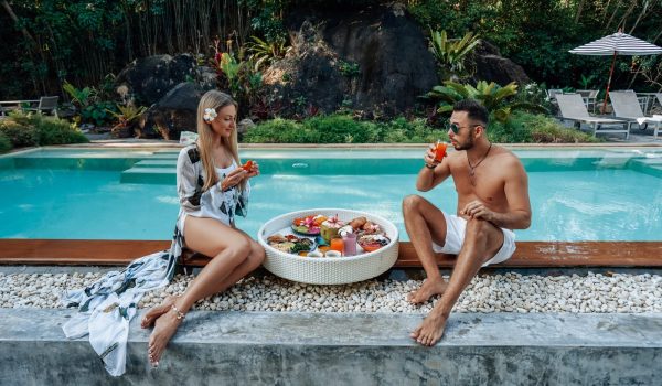 pareja sentada